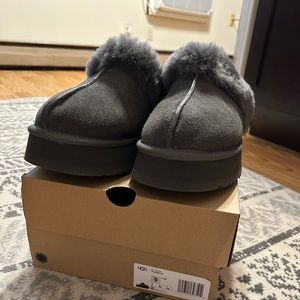 Women’s Size 9 UGG Slippers